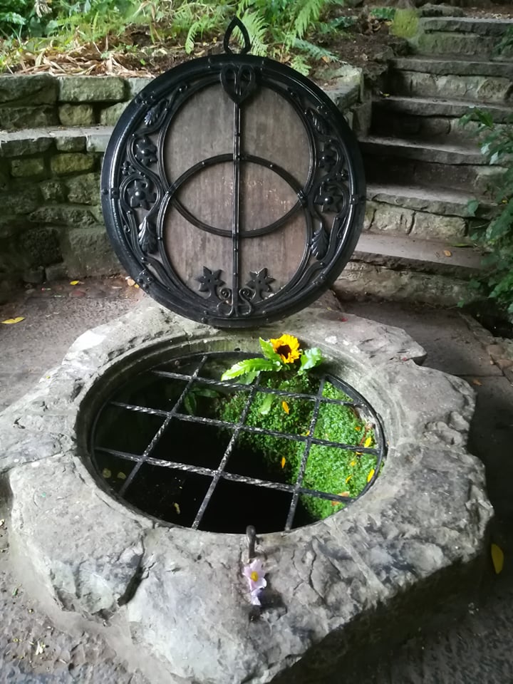 Den hellige kilde i Chalice Well Garden . Gitte Seiding